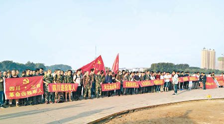 大批老兵不滿，前往漯河聲援被拘留的軍嫂。（互聯網圖片）