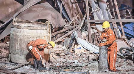 地面人員通過對講機與井下被困者聯絡。（美聯社圖片）