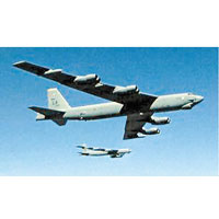 美軍B52轟炸機日前飛越南沙群島中國島礁上空。