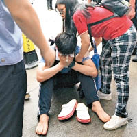 深圳一名考生因遲到而錯過高考，在考場外痛哭。