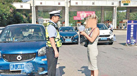 劉女接受處罰時，仍不忘向交警推銷。