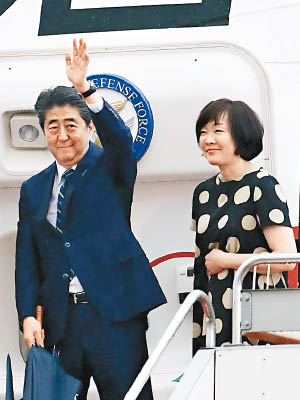 安倍（左）偕妻子安倍昭惠（右）赴美。（美聯社圖片）