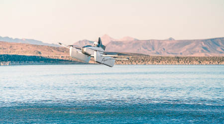 克蘭在拉斯維加斯湖上空駕駛Flyer試飛。（互聯網圖片）