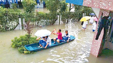 廣州街道水浸，市民出門要撐船。（互聯網圖片）