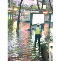 佛山有女子疑在暴雨淹浸的街中觸電而亡。