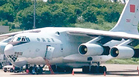 一架解放軍伊爾76運輸機在達沃國際機場停泊，惹起熱議。（互聯網圖片）