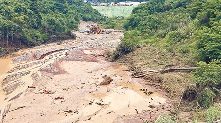 大量泥水從隧道口湧出，淹浸農田。（互聯網圖片）