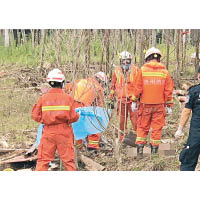 消防員挖出遺體。