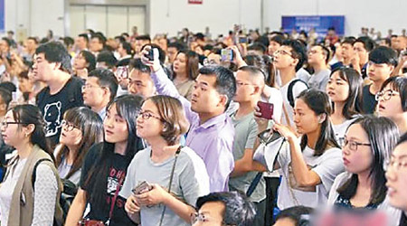 天津吸引人才計劃間接令樓價上升，新樓盤吸引大學生來抽籤。（互聯網圖片）