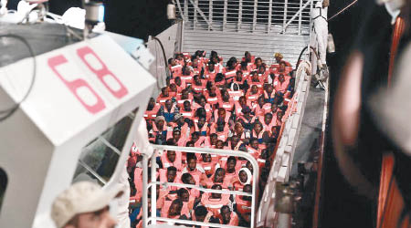 難民獲轉送上志願組織的船隻。（美聯社圖片）