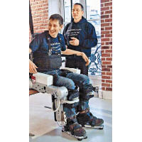 Atalante 機械裝置能助半身癱瘓人士坐或步行。（互聯網圖片）