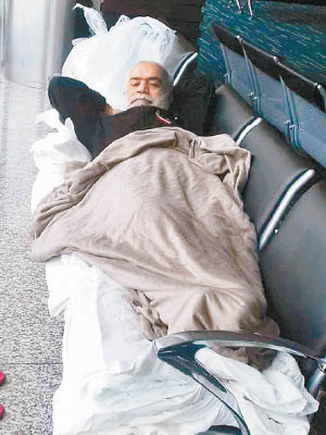 沙拉克因為遺失護照，被迫滯留厄瓜多爾的機場多日。（美聯社圖片）