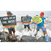 菲律賓<br>示威者不滿中方奪取菲漁民的魚獲。（美聯社圖片）