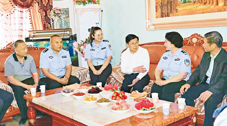 趙克志（右三）探訪在反恐活動中殉職警員的家屬。（互聯網圖片）