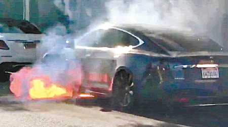 汽車車頭位置冒煙起火。（互聯網圖片）