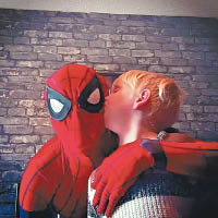 里斯（圖）向蜘蛛俠格倫德斯獻吻。（互聯網圖片）