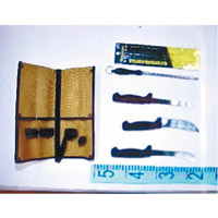 兇器（右下數第二把）藏於疑兇的刀具包內。