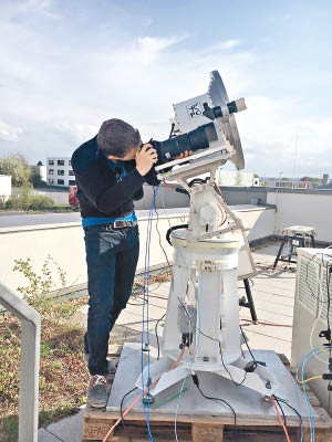 研究人員透過天線控制系統，確保測試的飛機定位精確。（互聯網圖片）