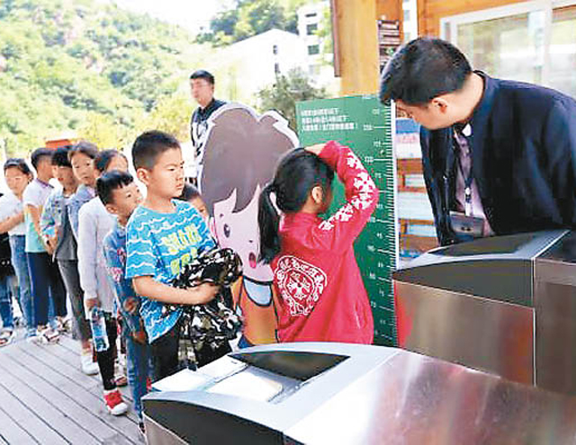 逼10歲童買成人票 上海迪士尼捱告