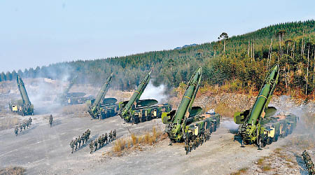 東風16導彈打擊群在野外進行飽和攻擊訓練。（互聯網圖片）
