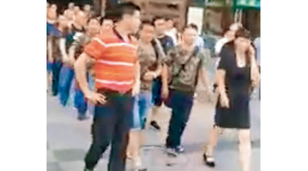 四川老兵步出鄭州火車站後被人攔截。（互聯網圖片）