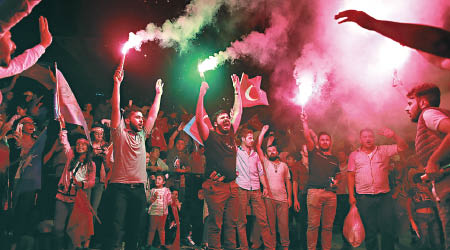 埃爾多安支持者在伊斯坦布爾放煙花。（美聯社圖片）