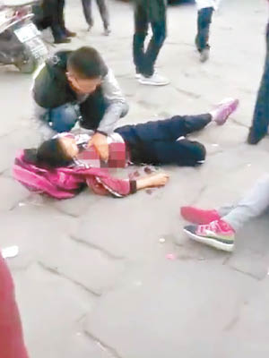 陝西一案中，一名女生中刀受傷倒地。