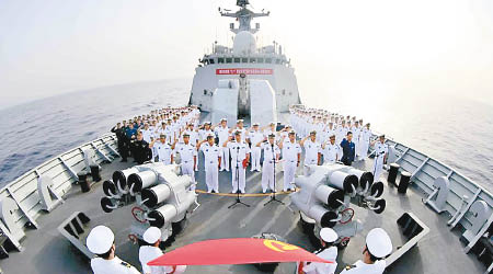 徐州號全體官兵齊集甲板上，再次向黨旗宣誓。（互聯網圖片）