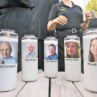 五名死者的肖像在悼念現場展示。（美聯社圖片）