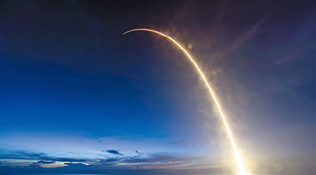 SpaceX再次發射獵鷹9號升空，為ISS補給。（美聯社圖片）CIMON（左）將協助太空人作研究。（美聯社圖片）