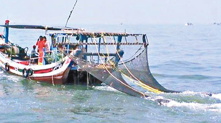 大陸漁船涉在金門海域越界捕魚。（互聯網圖片）