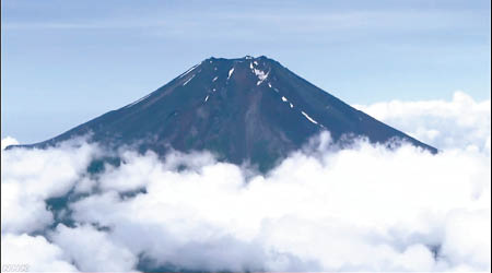 富士山迎來本年度登山季節。（電視畫面）