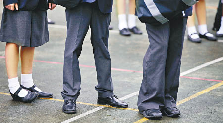 英國有中學不准女生穿裙子上學。（互聯網圖片）