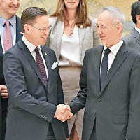 劉鶴（右）上月下旬與歐盟委員會副主席卡泰寧（左）見面。