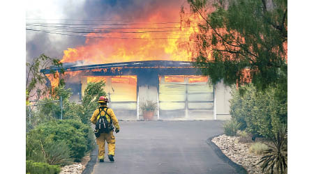 加州山火焚毀民居。（美聯社圖片）