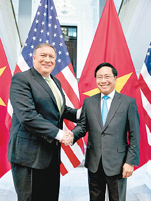 美國國務卿蓬佩奧與越南外長范平明會晤。（美聯社圖片）