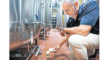 麥克林利用新加坡再造水釀酒。（互聯網圖片）