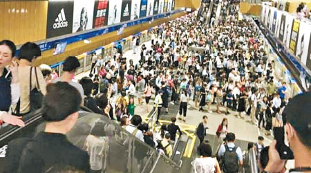 台北多個捷運站人頭湧湧。（互聯網圖片）