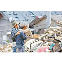 愛媛縣宇和島市發生山泥傾瀉，有民眾痛失親人。（美聯社圖片）