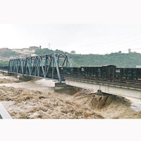 兩列火車分別停在涪江大橋的上下行。（互聯網圖片）