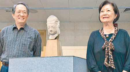 王純傑夫婦將北魏天王造像捐給山西博物院。