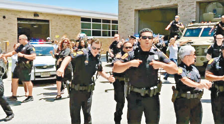 一眾警員載歌載舞。（互聯網圖片）