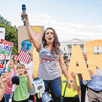 女星Alyssa Milano（中）在白宮外示威，抗議特朗普與普京會面。（美聯社圖片）