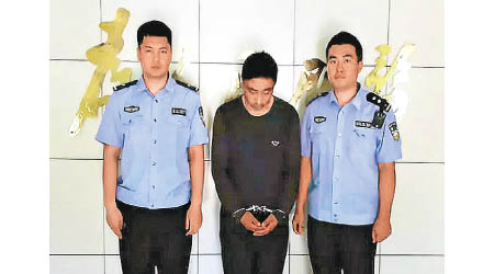 劉男（中）最終被警方抓獲。