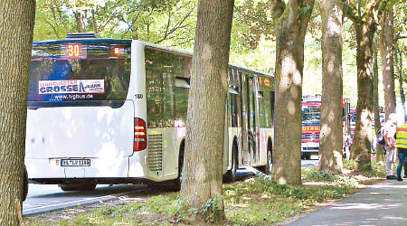 德國一名持槍兇徒登上巴士，揮刀斬乘客造成多人受傷。