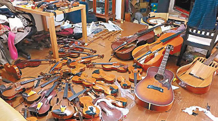 被告河宮碧毀壞大量小提琴。（互聯網圖片）