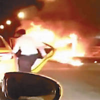 汽車被大火吞噬。（電視畫面）