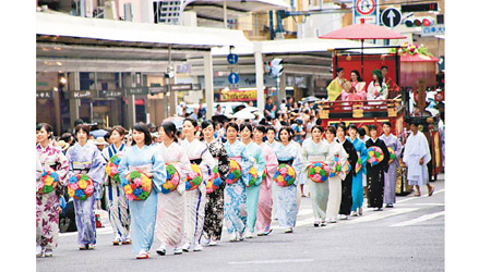 「花傘巡行」已有千年歷史。