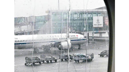 北京首都機場受天氣影響，取消大量航班。（互聯網圖片）