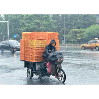 北京城區持續降雨。（互聯網圖片）